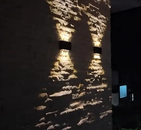 Solcelledrevet vegglampe